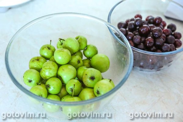 Компот из зеленых яблок с вишней