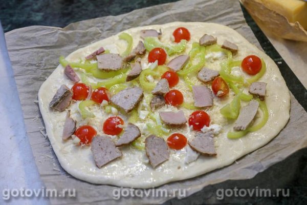 Пицца с окороком, сыром и сырым яйцом