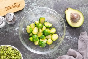 Салат с авокадо и брюссельской капустой
