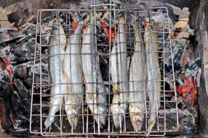 Корюшка на мангале Корюшка на мангале