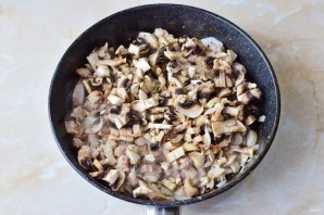 Слоеный пирог с курицей и грибами