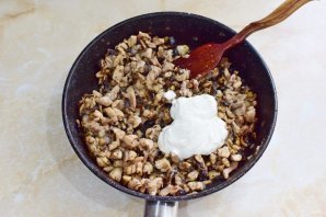 Слоеный пирог с курицей и грибами