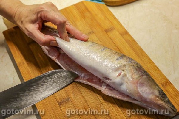 Жареный судак с луком и лисичками
