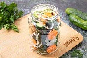 Огурцы с морковью на зиму