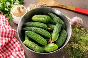 Малосольные огурцы быстрого приготовления в кастрюле