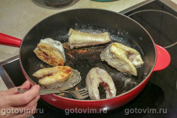 Жареный судак с луком и лисичками