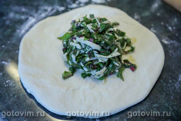 Осетинский пирог со свекольной ботвой (Цахараджин)