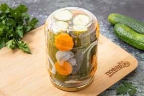 Огурцы с морковью на зиму