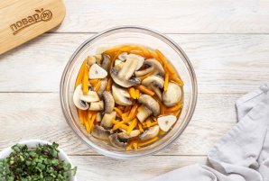 Шампиньоны с морковью