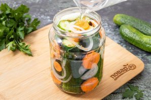 Огурцы с морковью на зиму