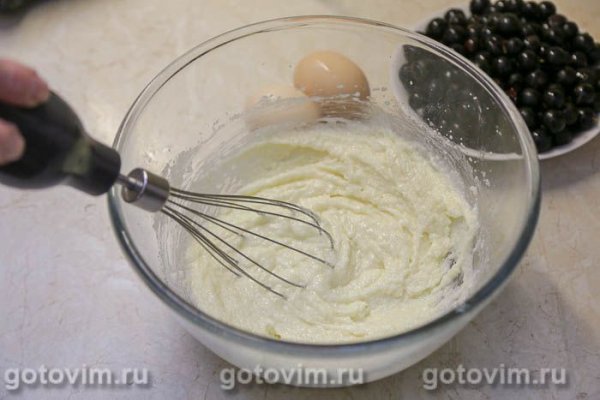 Пирог с черной смородиной и гранулированным сахаром