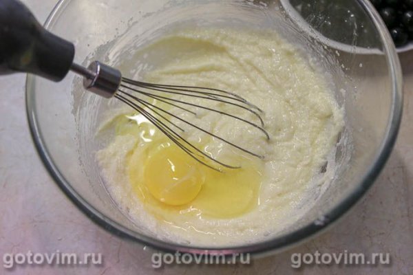 Пирог с черной смородиной и гранулированным сахаром