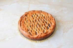 Слоеный пирог с курицей и грибами