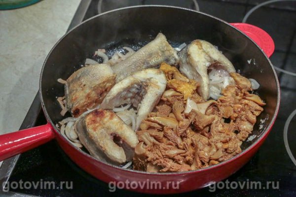 Жареный судак с луком и лисичками