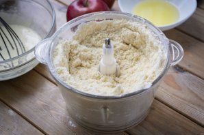 Тертый пирог с яблоками