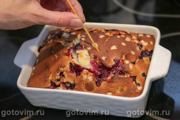 Пирог с черной смородиной и гранулированным сахаром