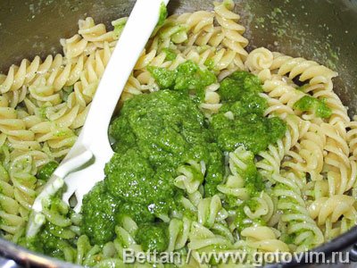 Паста с песто и сливочным соусом с беконом