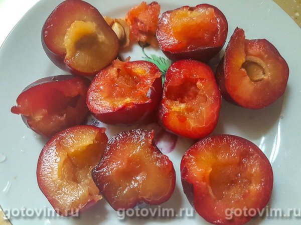 Пирог со сливами и безе