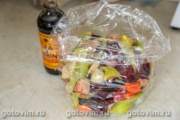 Говяжья грудинка, запеченная при низкой температуре в пакете с овощами Говяжья грудинка, запеченная при низкой температуре в пакете с овощами