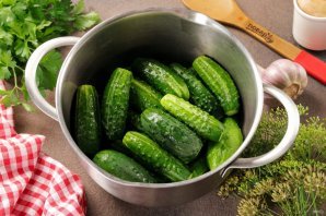 Малосольные огурцы быстрого приготовления в кастрюле