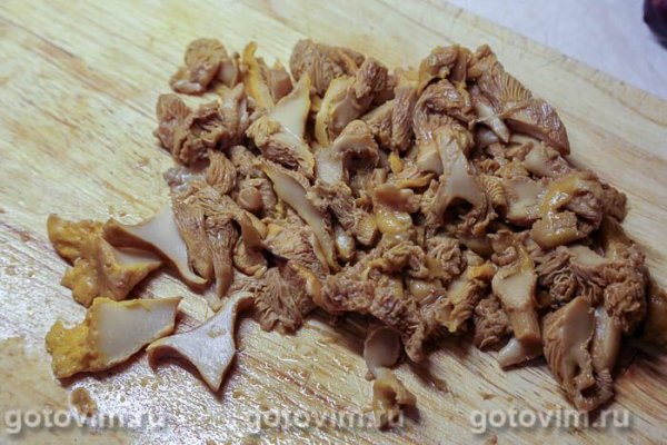 Жареный судак с луком и лисичками