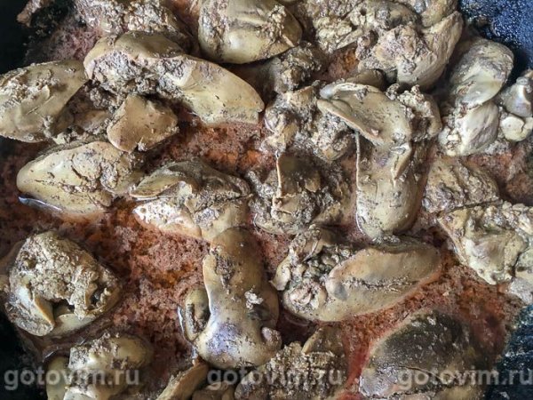 Куриная печень с сыром, шпинатом и хреном