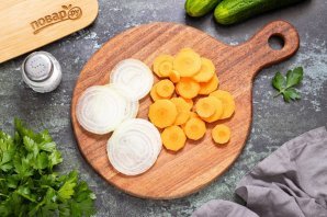 Огурцы с морковью на зиму