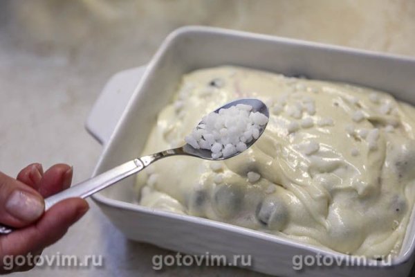 Пирог с черной смородиной и гранулированным сахаром