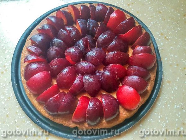 Пирог со сливами и безе