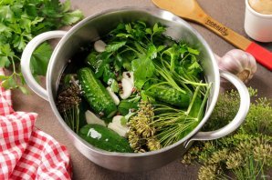 Малосольные огурцы быстрого приготовления в кастрюле