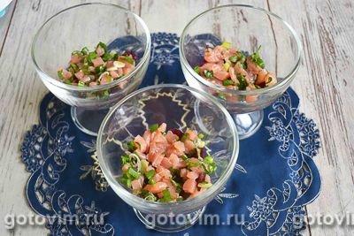 Розовые веррины с красной рыбой и свекольным муссом
