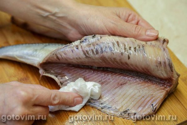 Судак, фаршированный жареными лисичками в беконе