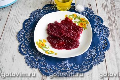 Розовые веррины с красной рыбой и свекольным муссом