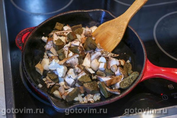 Пирог-плетенка с белыми грибами в сметане с яйцом