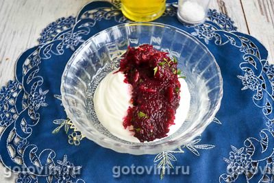 Розовые веррины с красной рыбой и свекольным муссом