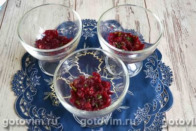 Розовые веррины с красной рыбой и свекольным муссом