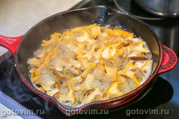 Мясные рулетики из свинины с лисичками и творожным сыром Мясные рулетики из свинины с лисичками и творожным сыром