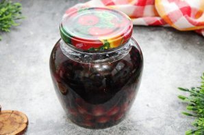 Настойка из черники с крыжовником на самогоне Настойка из черники с крыжовником на самогоне