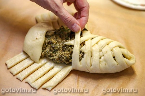 Пирог-плетенка с белыми грибами в сметане с яйцом