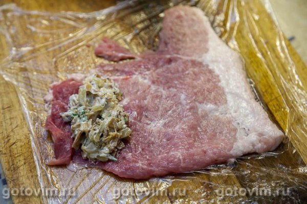 Мясные рулетики из свинины с лисичками и творожным сыром Мясные рулетики из свинины с лисичками и творожным сыром