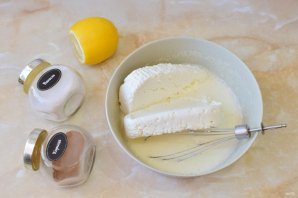 Творожная запеканка со сливами