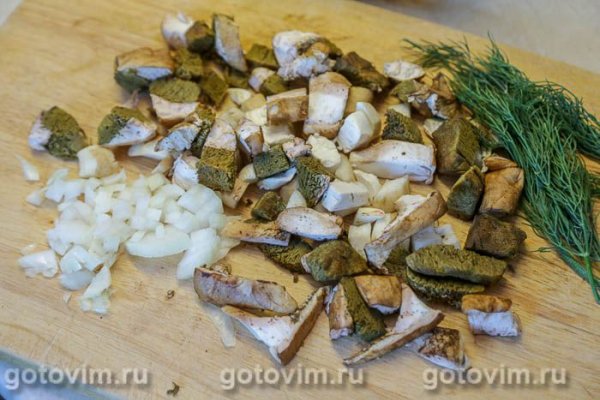 Пирог-плетенка с белыми грибами в сметане с яйцом