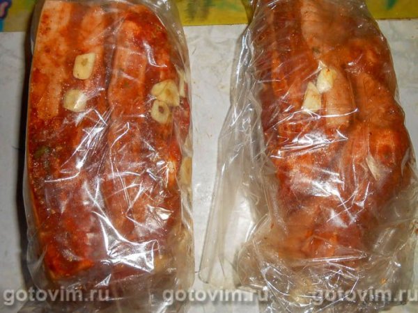 Вареное сало в пакете с паприкой и чесноком