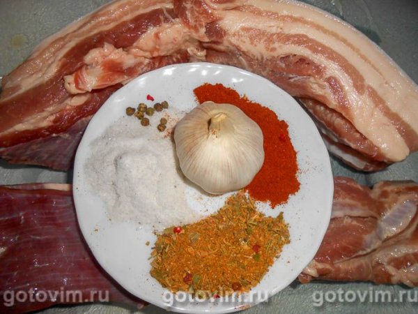 Вареное сало в пакете с паприкой и чесноком