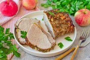 Свинина с яблоками в духовке