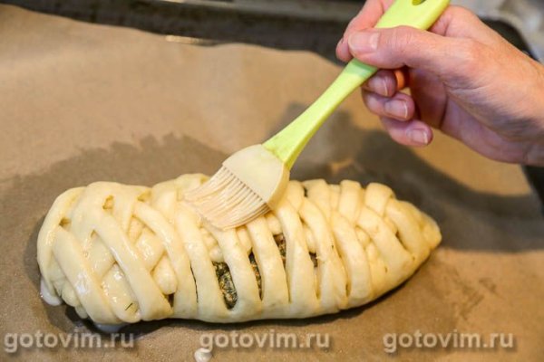 Пирог-плетенка с белыми грибами в сметане с яйцом