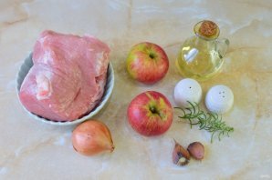 Свинина с яблоками в духовке