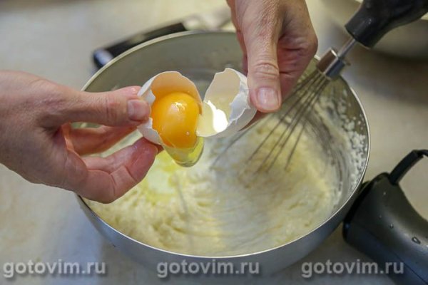 Пирог с бананами и посыпкой из сахара с корицей
