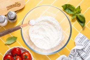 Пицца с помидорами