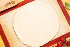 Пицца с помидорами